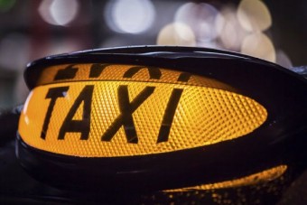 Szexelni hívta, fogdosta a taxist női utasa