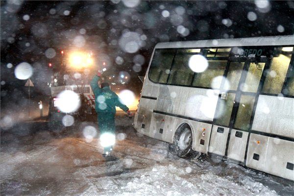 A buszt az erős szél tolta le az útról. Csak egy utas szenvedett könnyebb sérülést. MTI Fotó: Nagy Lajos