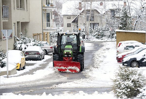 Munkagép takarítja a havat Győrben 2015. január 25-én. MTI Fotó: Krizsán Csaba