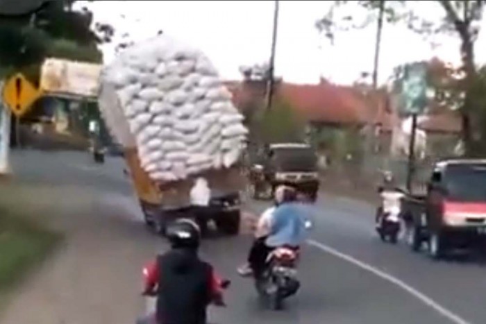 Dől a nehéz rakomány, ki tudja hol áll meg