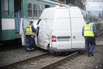 A nap képe - nekiment a BKV-s műhelykocsi a HÉV-nek