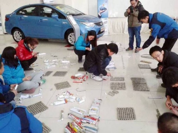 Apróért vett új autót egy férfi Kínában 5