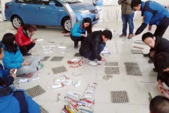 Apróért vett új autót egy férfi Kínában