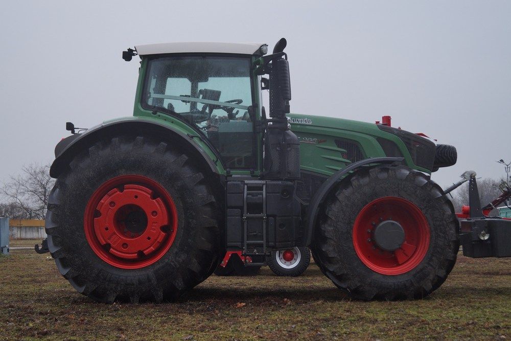 Mokány, zömök traktor. A nyomaték 60 százaléka a hátsó, 40 az első kerekekre jut