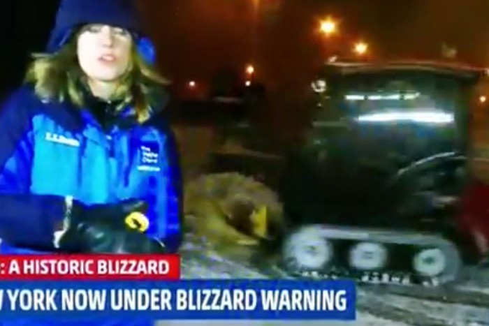 Élő adásban pörgette meg a gépet a hótoló