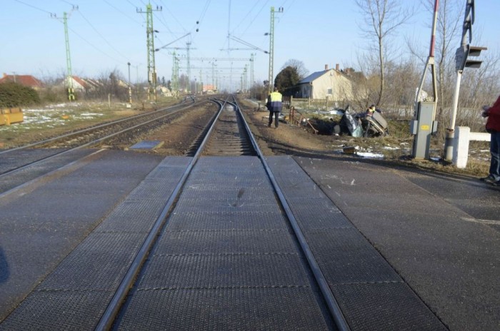 Vonattal ütközött, majd kettészakadt egy autó Vas megyében 7 | Vezess Vonattal ütközött, majd kettészakadt egy autó Vas megyében 7