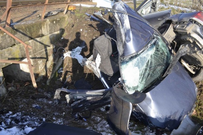 Vonattal ütközött, majd kettészakadt egy autó Vas megyében 10 | Vezess Vonattal ütközött, majd kettészakadt egy autó Vas megyében 10