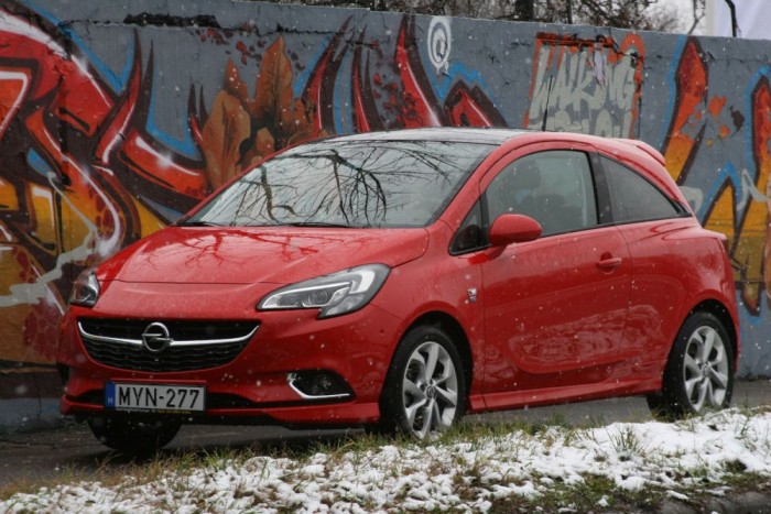 Két embernek sztrádára is teljes értékű autó a halk és nyomatékos, négyhengeres turbómotorral