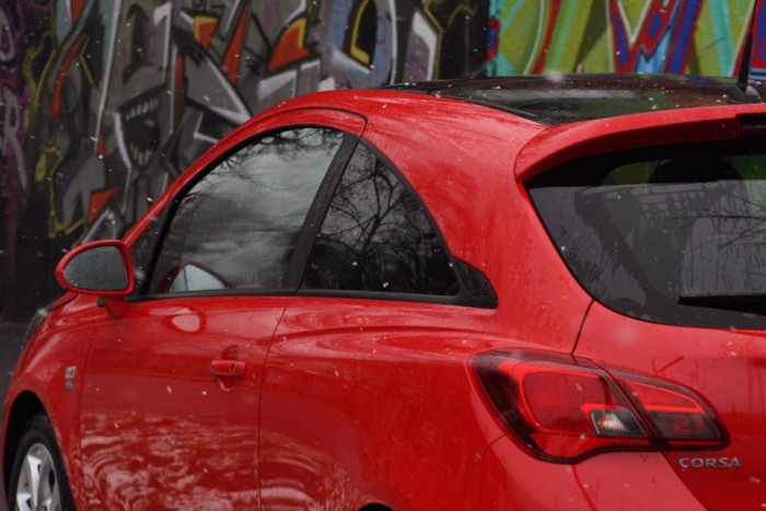 Rossz a kilátás a széles első és hátsó oszlopok miatt. Ezt elődjétől örökölte a háromajtós Corsa