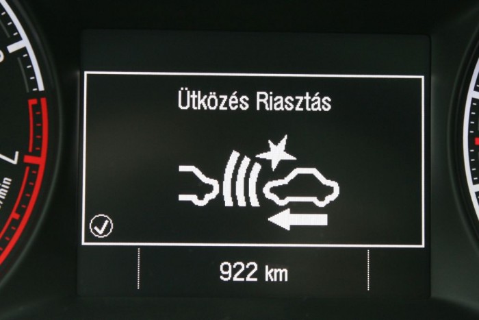 A ráfutásos balesetekre figyelmeztet az elektronika, érzékenysége három fokozatban állítható. Ki is kapcsolható  