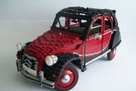 Citroën CV2 – A LEGO Kacsát az építő saját, 1988-as Charleston-ja ihlette. Nemcsak külsőre lett olyan, mint az igazi, hanem például a felfüggesztés és a futómű-geometria is kísértetiesen hasonlít az eredetire. Belsejében állítható ülések, kétfokozatú váltó található, hátsó üléssora pedig kivehető. A felnije nagyon menőre sikerült.