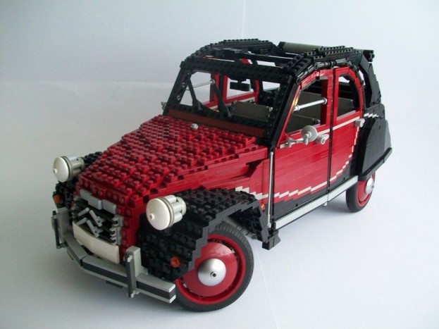 Citroën CV2 – A LEGO Kacsát az építő saját, 1988-as Charleston-ja ihlette. Nemcsak külsőre lett olyan, mint az igazi, hanem például a felfüggesztés és a futómű-geometria is kísértetiesen hasonlít az eredetire. Belsejében állítható ülések, kétfokozatú váltó található, hátsó üléssora pedig kivehető. A felnije nagyon menőre sikerült.