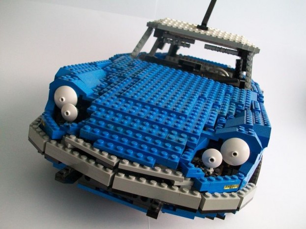 Citroën DS – Talán jogos, hogy a francia márka modelljeiből több is bekerült a sorba. Ez is egy remekül sikerült darab, fényszórója az igazihoz hasonlóan a kerekekkel együtt fordul, ülései síkba hajthatóak. Az 1:8 méretarányú LEGO autó összes ajtaja, motortere, csomagtartója is nyílik. Független kerékfelfüggesztés, soros motor, váltó is van az autóban, sőt, a motortérben zöld kockák jelzik a nagynyomású gáztartályokat. Utasterében a kesztyűtartó, a műszerek, de még a hamutartó is megvan.