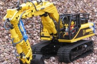 JCB JS 220 – Aki a munkagépekre gerjed, annak ez a lánctalpas markoló biztos bejön. Ez nem gyári készlet, de a többihez hasonlóan ez is LEGO elemekből építhető meg. 1700 darabból áll, 13 pneumatikus elemtől és 5 villanymotortól tud annyit, mint az igazi. Természetesen ez is távirányítható és a tervei is megvásárolhatók, 20 dollárért.