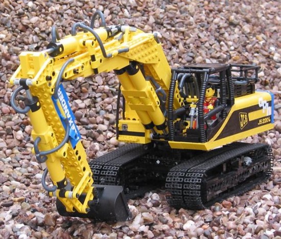 JCB JS 220 – Aki a munkagépekre gerjed, annak ez a lánctalpas markoló biztos bejön. Ez nem gyári készlet, de a többihez hasonlóan ez is LEGO elemekből építhető meg. 1700 darabból áll, 13 pneumatikus elemtől és 5 villanymotortól tud annyit, mint az igazi. Természetesen ez is távirányítható és a tervei is megvásárolhatók, 20 dollárért.