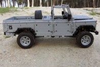 Land Rover Defender 110 – Működő váltóval, négykerék-hajtással, tárcsafékkel is rendelkezik ez a kis LEGO terepjáró. A legnagyobb előnye, hogy a készítő nem csinál titkot a tervből, azt bárki megszerezheti. Aztán már csak a hozzávalókat kell összeszedni valahonnan. 2800 darabból áll, 7 motor dolgozik benne és 3,1 kilogramm a tömege.