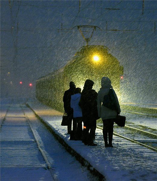 Utasok várakoznak a Vác felől érkező személyvonatra a sűrű hóesésben Rákospalota-Újpest vasútállomáson. MTI Fotó: Máthé Zoltán