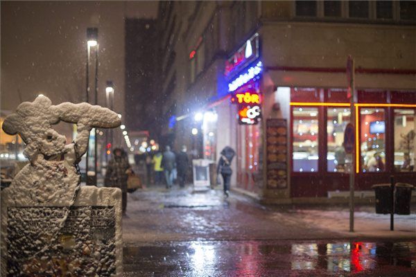 Behavazott reklámtábla a fővárosban, a Károly körúton. MTI Fotó: Kallos Bea