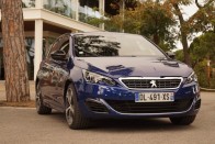 Blue Magnetic a GT-hez kikevert spéci szín neve, a Peugeot-versenyautókról  lehet ismerős