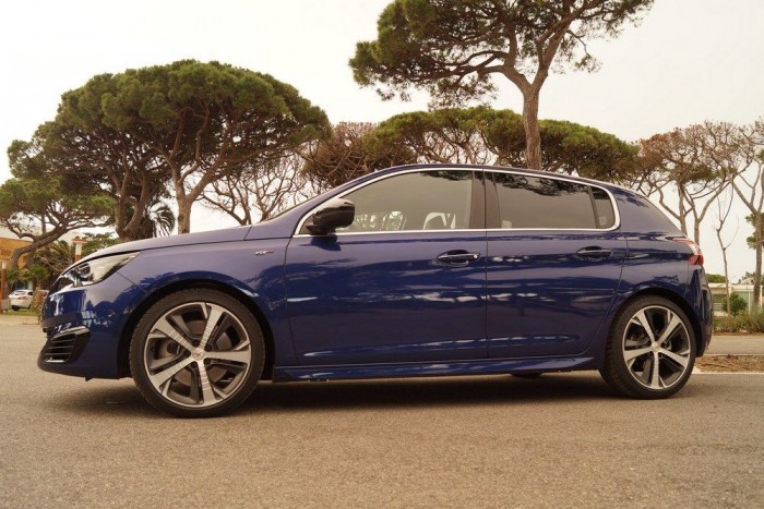 Íme, a tavalyi Év Autójának új csúcsváltozata! 8 | Vezess 1200 kiló a benzines ötajtós GT, kellően fürge is a 205 lovas turbómotorral