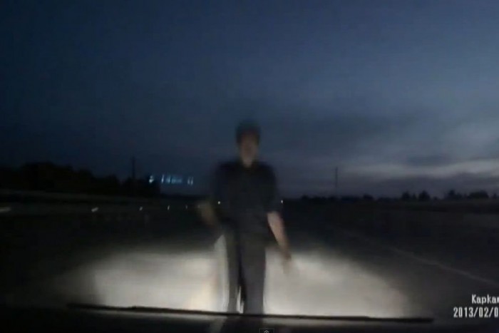 Sokkoló meglepetés az út közepén