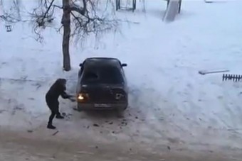 A nő, aki baltával ment exférje autójára