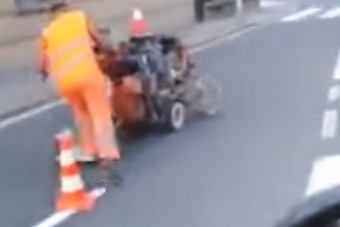 Ez az ember úgy fest utat, ahogy senki