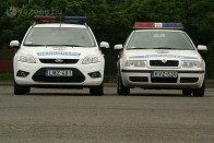 Jó lenne a rendőrautókban legalább egy rendes fém kartervédő, mint a Dacia Logané