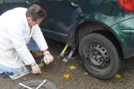 Érdemes kesztyűben munkához látni, sík úton, szilárd burkolaton. Az autót lejtőn megemelve a rombuszemelő deformálódik és elnyaklik, mert nem bírja az előre vagy hátra dőlő autó tömegét, amit abból is érezhetünk, hogy abnormálisan nagy erőt igényel a kurbli forgatása