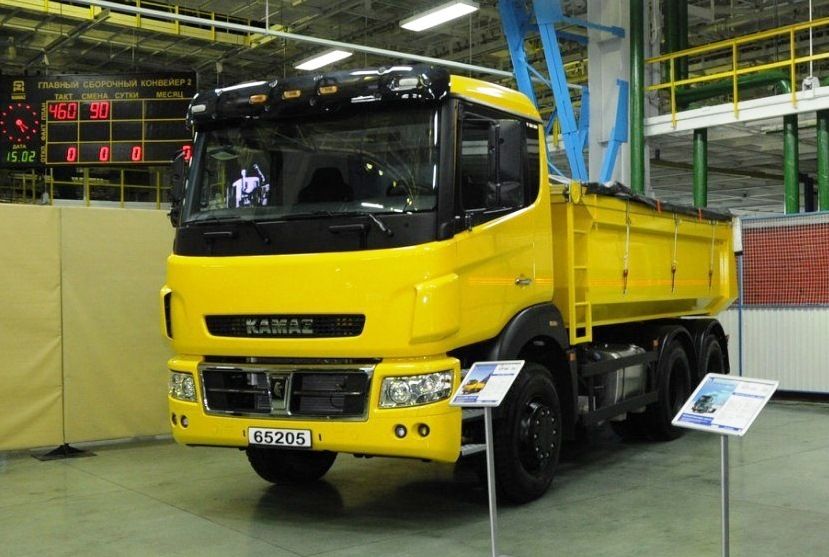 A Kamaz 65205-ös ugyan az 5490-es nyergesvontató formavilágát örökölte, a faceliftnek köszönhetően azonban kissé Scaniásra sikeredett.