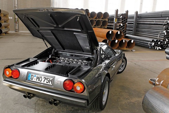 A soha nem volt Ferrari feltámadása 1 Ez az a motor, amely nagyon nem belevaló. Goldsmith egy Ferrari Daytonából származó V12-es blokkot választott, de a 365 GT 2+2 hengerfejeivel párosította