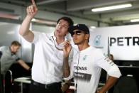 F1: A szezonnyitóig rendeznék Hamilton új szerződését 6