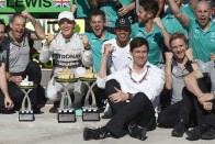F1: A szezonnyitóig rendeznék Hamilton új szerződését 7