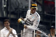 F1: A szezonnyitóig rendeznék Hamilton új szerződését 8