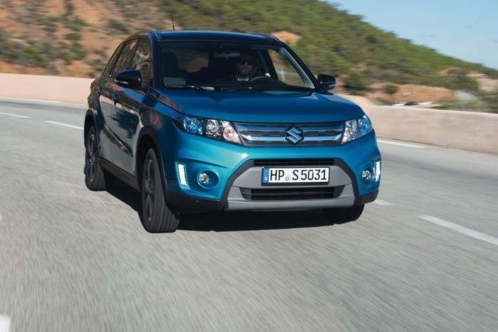 Márciustól gyártják az új magyar Suzukit 6 | Vezess Exkluzív bemutatón vezethettük a még prototípusgyártásból származó Suzuki Vitarát. Az esztergomi SUV majdnem olyan jó, amilyen jól kinéz