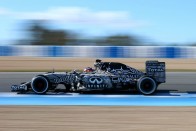 F1: Pályára lépett a Lotus is 197