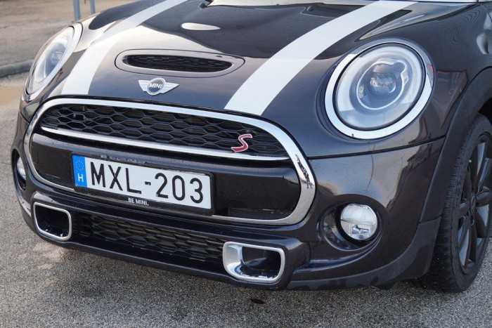 Ennyi ajtóval mennyire marad MINI a MINI? 13 | Vezess A BMW társmárkájaként a Mini is fénygyűrűvel oldja meg a menetjelzőt