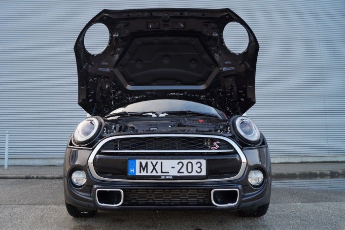 Ennyi ajtóval mennyire marad MINI a MINI? 12 | Vezess Az új Minin is megmaradt a viccesen kilyuggatott motorháztető