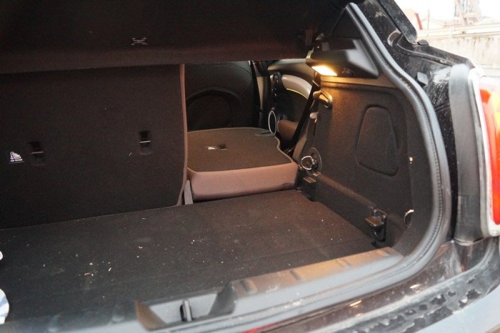 Ennyi ajtóval mennyire marad MINI a MINI? 9 | Vezess Osztva dönthető a hátsó üléstámla, de a Mini persze ettől sem lesz kamion