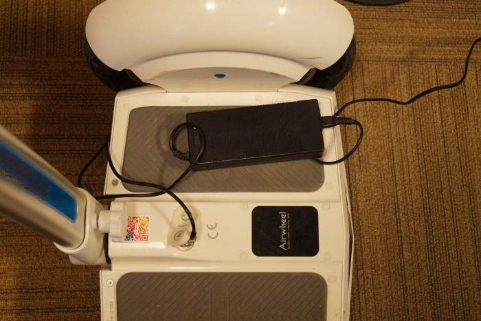 A töltés kb. négy óra, átlagos testtömegű utassal ez 40 kilométerre elég