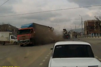 Kegyetlen látvány a féktelenül romboló kamion