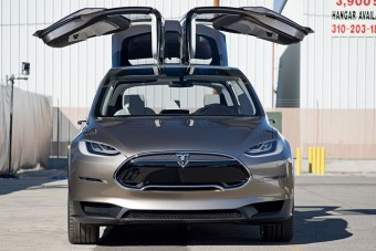 Lebukott a sirályszárnyas villanyautó