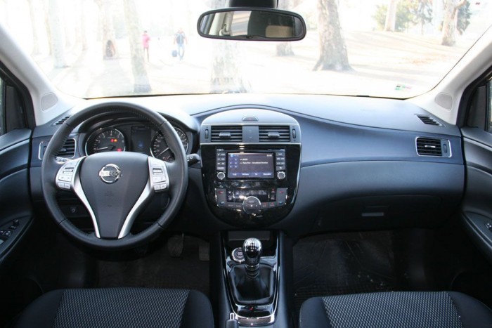 Izgalommentes formák, jóindulattal is átlagos minőségű anyagok, de legalább egyszerűen kezelhető