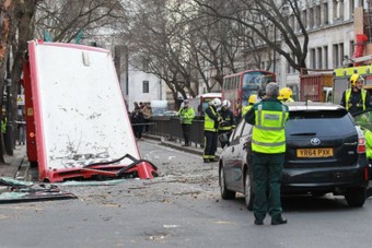 Konzervként nyitott fel egy buszt az útszéli fa