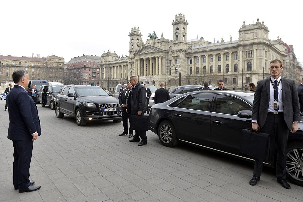 Védett személyek autóinál biztosak lehetünk a páncélozásban, még ha ez nem is látszik a kocsin. A magánszféra megrendelései miatt fontos viszont, hogy a védelem ne keltse fel a bűnözők figyelmét