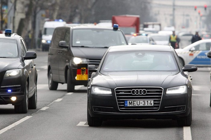Mit tud a Merkelt védő páncélozott Audi? 7 | Vezess Nemcsak páncélacél védi a páncélozott autók utasait. Aramidszálak, kerámiaelemek, különleges alumíniumötvözetek teszik ellenállóbbá az autót