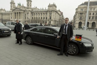 Mit tud a Merkelt védő páncélozott Audi?