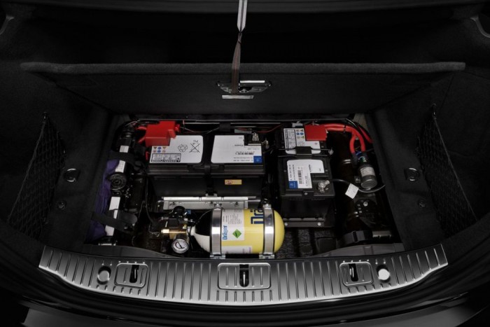 Mit tud a Merkelt védő páncélozott Audi? 10 | Vezess Ez is az S-osztály. A csomagérben védett helyen vannak a pótakkumulátorok, ide rejthető az elektronikus vezérlés és a belső tér oxigénellátása