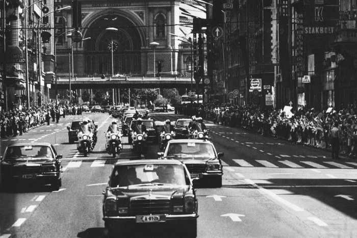 Mit tud a Merkelt védő páncélozott Audi? 6 | Vezess Sokáig egyeduralkodó volt a Mercedes-Benz. Primátusa Magyarországon is érvényesült, a Kádár-korszakban a párfőtitkár W116-os, V8-as motorú S-osztállyal haladt. A képet köszönjük az egykori Köztársasági Őrezred fotóarchívuma munkatársainak!