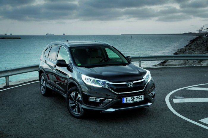 Csinosabb, erősebb, okosabb lett a Honda CR-V 27 A fényszóró összeolvad a hűtőmaszkkal, laposabb, sportosabb a kocsi a hangsúlyozott ál-kartervédővel